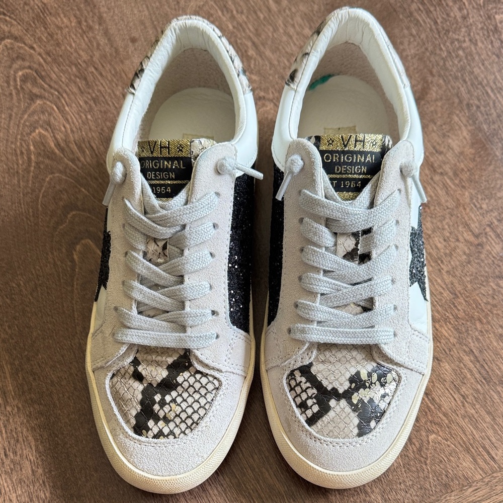 Vintage Havana White Sneakers with Black Star and Snake Print - Picture 2 of 6